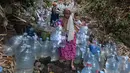 Warga berjalan untuk mengambil air untuk minum dan kebutuhan mck rumah  di sumber mata air Sumur Bendung, Gunung Batur, Kota Cilegon, Banten, Minggu, (15/7/2026). (KLY/Arie Basuki)