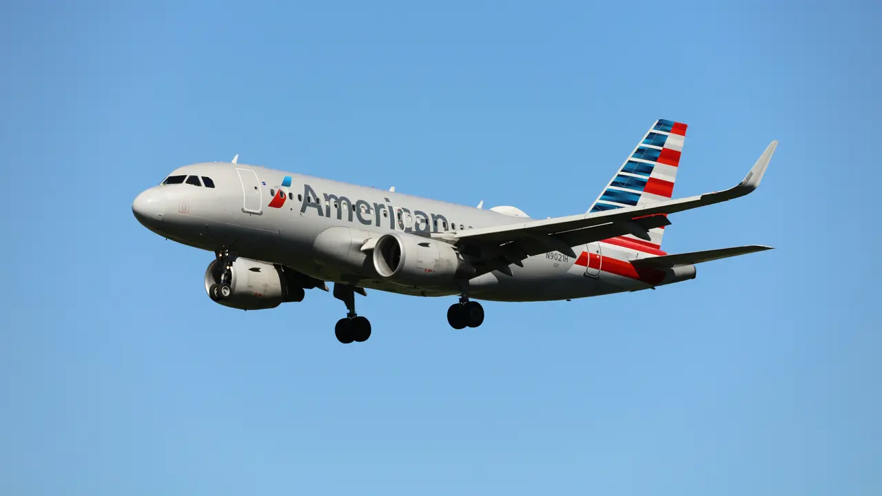Seorang Penumpang American Airlines Diikat di Kursi dengan Lakban Setelah Diduga Menyerang Pramugari