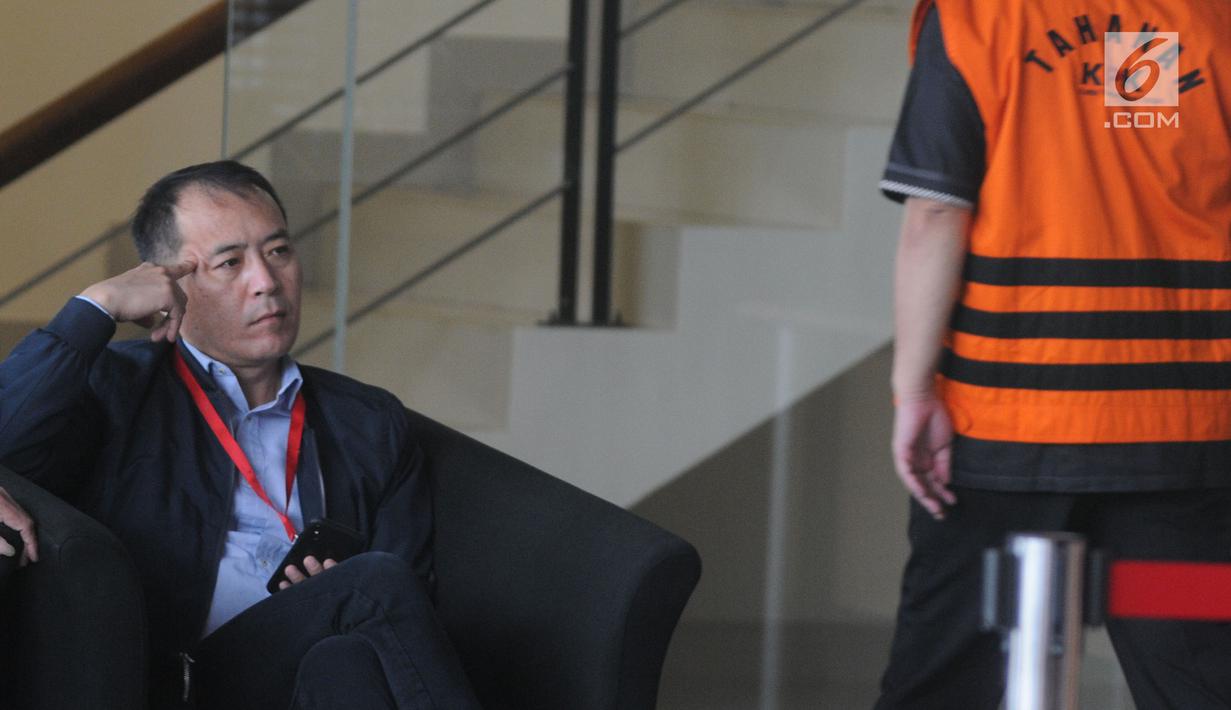 Presiden Direktur Lippo Cikarang, Toto Bartholomeus menunggu pemeriksaan di Gedung KPK, Jakarta, Jumat (9/11). Toto diperiksa sebagai saksi dalam kasus dugaan suap perizinan proyek pembangunan Meikarta. (Merdeka.com/Dwi Narwoko)