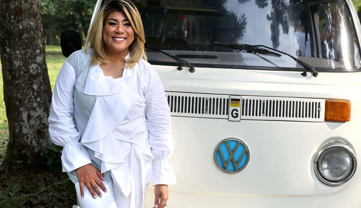 Penyanyi 31 tahun pada Desember mendatang saat ditemui di pembuatan video klip 'Dibawa Happy Aja' di Buperta, Cibubur, Jakarta Timur, Kamis (14/7/2016) mengaku sulit mengumpulkan semuanya. (Galih W. Satria/Bintang.com)