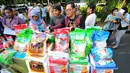 Barang bukti berupa beras oplosan sebanyak 50 ton dirilis Polda Metro Jaya, Jakarta, Jumat (26/6/2015). Beras tersebut disita karena mengandung bahan kimia berbahaya. (Liputan6.com/Yoppy Renato)