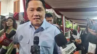 Menteri BUMN Erick Thohir ikut mendampingi calon wakil presiden (cawapres) nomor urut 02 Gibran Rakabuming Raka menghadapi debat cawapres di JCC Senayan Jakarta, Minggu malam (21/1/2024). (Liputan6.com/Lizsa Egeham)