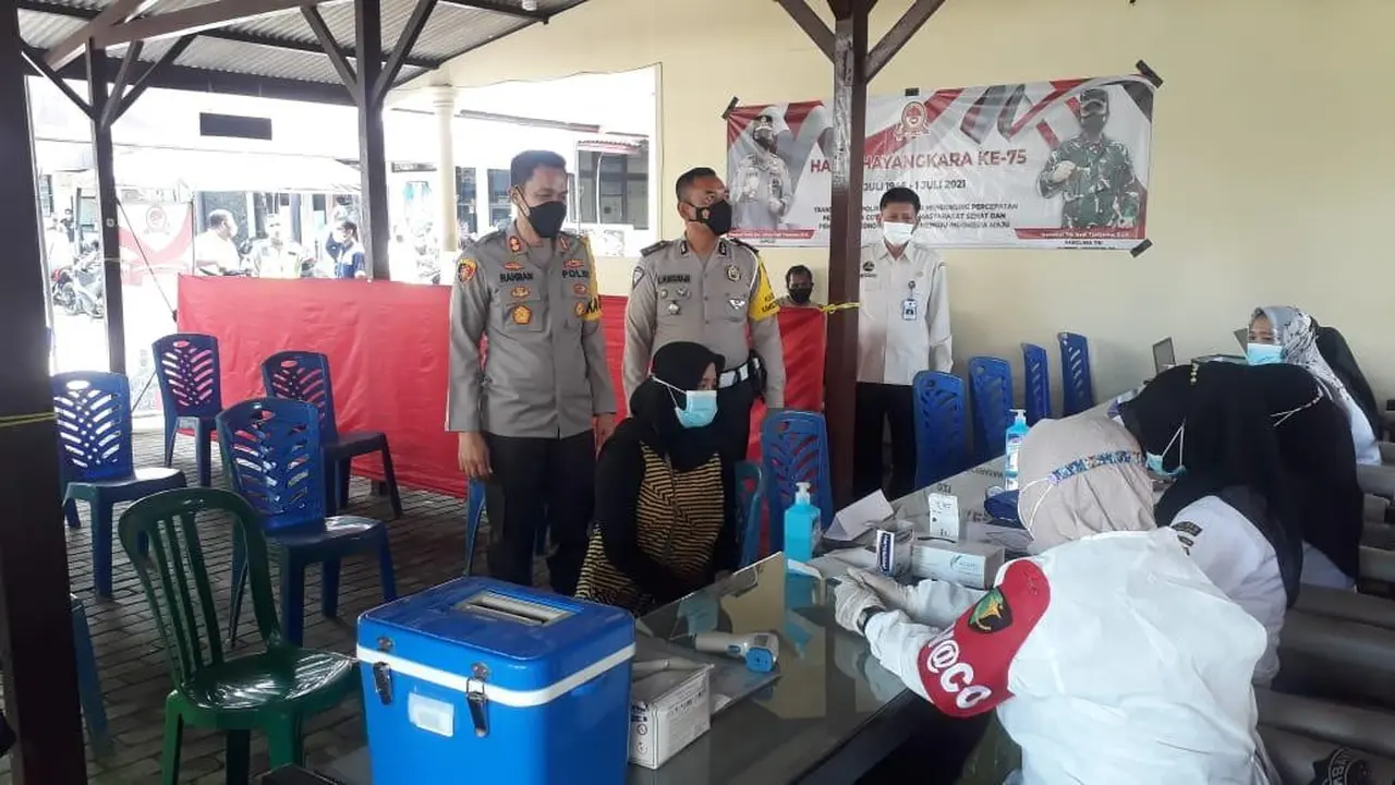 Vaksinasi di Samsat Sumenep. (Dian Kurniawan/Liputan6.com)