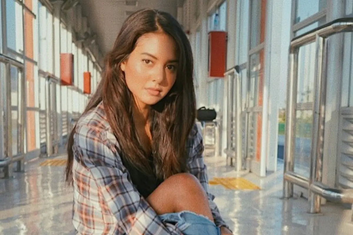 Gaya Aurelie Moeremans di Ruang Publik, Menawan