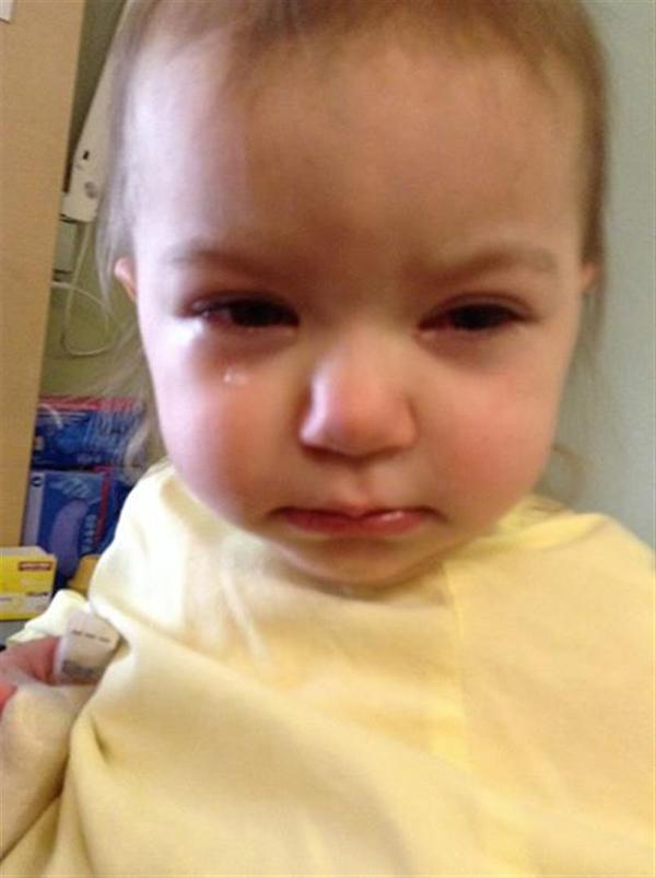 Pasca operasi, Emma menangis. Namun matanya terlihat lebih sehat |Photo copyright Viralnova.com