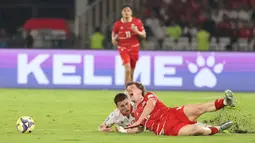 Begitu babak pertama dimulai, Timnas Indonesia langsung tampil menyerang. Tampak dalam foto, penyerang Timnas Indonesia, Ole Romeny (depan) terjatuh saat berebut bola dengan pemain Bulgaria pada laga final FIFA Series 2026 di Stadion Utama Gelora Bung Karno (SUGBK), Jakarta, Senin (30/3/2026) malam WIB. (Bola.com/M. Iqbal Ichsan)