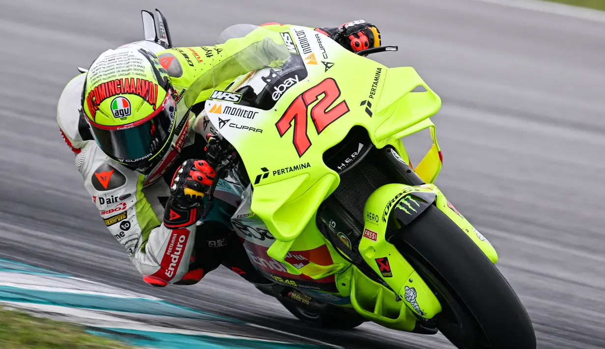 Pebalap Pertamina Enduro VR46 Racing Team, Marco Bezzecchi, mengendarai sepeda motornya saat menjalani tes pramusim MotoGP 2024 di Sirkuit Internasional Sepang, Sepang, Malaysia, Kamis (07/02/2024).  (AFP/Mohd Rasfan)