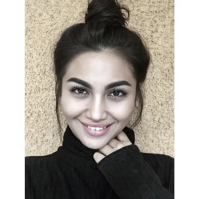 Simpel Kasual, 3 Gaya Andalan Ariel Tatum di Luar Panggung