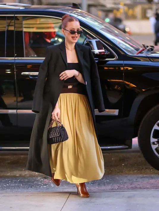 Madelaine Petsch mengenakan Ribbed Bandeau, Jersey Pleated Skirt, Leather T Logo Belt, dan Claire McCardell. (Foto: Tory Burch)