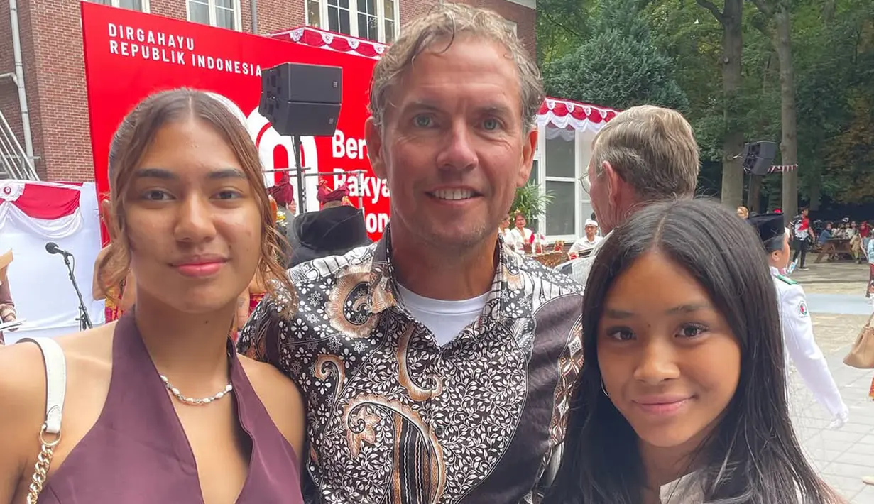 <p>Asisten pelatih Timnas Indonesia, Alex Pastoor (tengah) berfoto bersama dengan pemain Timnas Indonesia putri, Claudia Scheunemann (kiri) dan Keysha Bulgamin (kanan), setelah mengikuti upacara pengibaran bendera merah putih dalam perayaan hari ulang tahun kemerdekaan Indonesia ke-80 di KBRI Den Haag, Belanda, Minggu (17/08/2025). (Source: Twitter)</p>