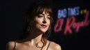 Aktris Dakota Johnson berpose saat menghadiri pemutaran perdana film terbarunya, Bad Times at the El Royale, di Hollywood (22/9). Film thriller ini  disutradarai oleh Drew Goddard. (AP Photo/Jordan Strauss)