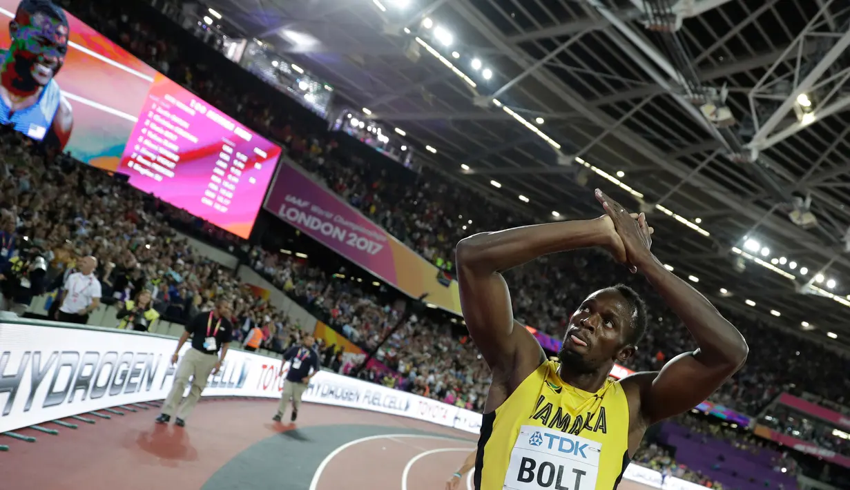 Pelari Jamaika, Usain Bolt berselebrasi usai meraih posisi ketiga pada lomba lari 100 meter Kejuaraan Dunia Atletik 2017 di Stadion London, Minggu (6/8). Usain Bolt gagal mengukir namanya pada kejuaraan dunia itu sebelum pensiun. (AP/Matthias Schrader)