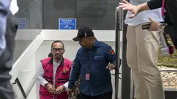 Mantan Direktur Utama PT Pertamina Patra Niaga, Riva Siahaan dijatuhi hukuman pidana penjara selama 9 tahun, ditambah denda sebesar Rp 1 miliar. Tampak dalam foto, mantan Direktur Utama PT Pertamina Patra Niaga, Riva Siahaan (kiri), dikawal menuju ke ruang sidang untuk mendengar pembacaan vonis oleh majelis hakim Pengadilan Tindak Pidana Korupsi, Jakarta, Kamis (26/2/2026). (BAY ISMOYO/AFP)