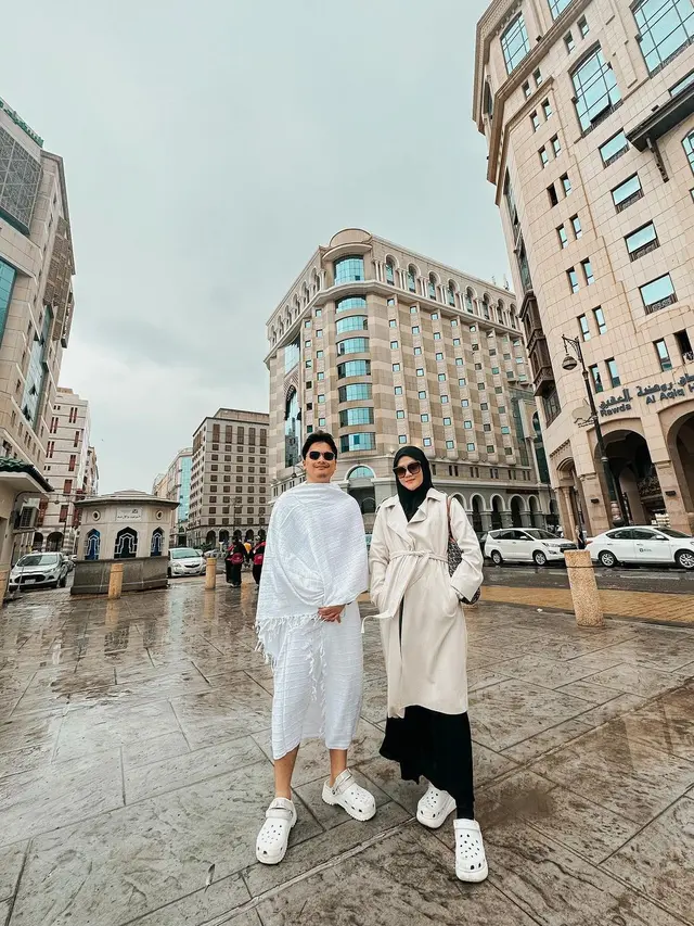 Alvin Faiz bersama Henny Rahman yang hamil tujuh bulan pergi ke Tanah Suci (foto: Instagram alvin_411)