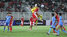 Bek Timnas Indonesia U-22, Muhammad Ferrari, duel udara dengan kiper India pada Laga uji coba di Stadion Madya, Jakarta, Jumat (10/10/2025). (Bola.com/M Iqbal Ichsan)