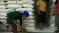 Kisah Pengumpul Butiran Beras di Kota Lumbung Padi