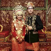 Nycta Gina dipeluk Rizky Kinos saat menangis (Instagram/missnyctagina)