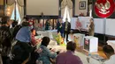 Petugas KPPS Luar Negeri bersama pengawas dan saksi melakukan penghitungan surat suara Pemilu 2019 yang dikirimkan melalui pos maupun yang dicoblos langsung di TPS, di KBRI Washington DC, Kamis (18/4). Jokowi meraih 1113, sementara pasangan Prabowo-Sandi meraih 352 suara. (Liputan6.com/HO/Butet)