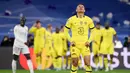 Real Madrid kalah 2-3 dari Chelsea dalam duel leg kedua perempat final, Rabu (13/4/2022). Meski kalah, Los Blancos tetap lolos ke semifinal berkat keunggulan agregat 5-4. (AFP/Oscar Del Pozo)