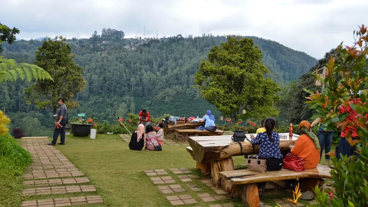 [Bintang] Manjakan Mata dan Perut dengan Makan di 'Kafe Bukit', Bandung