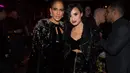 Busana dari Zuhair Murad kembali menemani Jennifer Lopez di acara ‘after party’. Ia pun berpose bersama Demi Lovato. (AFP/Bintang.com)