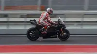 Pebalap penguji Ducati, Michele Pirro, menguji motor Desmosedici GP17 yang bannya dilengkapi wheel covers pada hari terakhir tes privat MotoGP di Sirkuit Sepang, Malaysia, Jumat (27/1/2017). (Bola.com/Twitter/McLarenMotoGP)