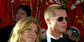 Mendapat gugatan cerai dari Angelina Jolie, tersiar kabar Brad Pitt meminta maaf kepada mantan istrinya, Jennifer Aniston. Selain itu juga, kabarnya aka nada pertemuan rahasia antara keduanya. (AFP/Bintang.com)