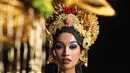 Sophia memakai kostum bertajuk Bali Sundarman - The Beauty Within Holy Blessing di Miss Grand International 2021.  (@thesophiarogan)