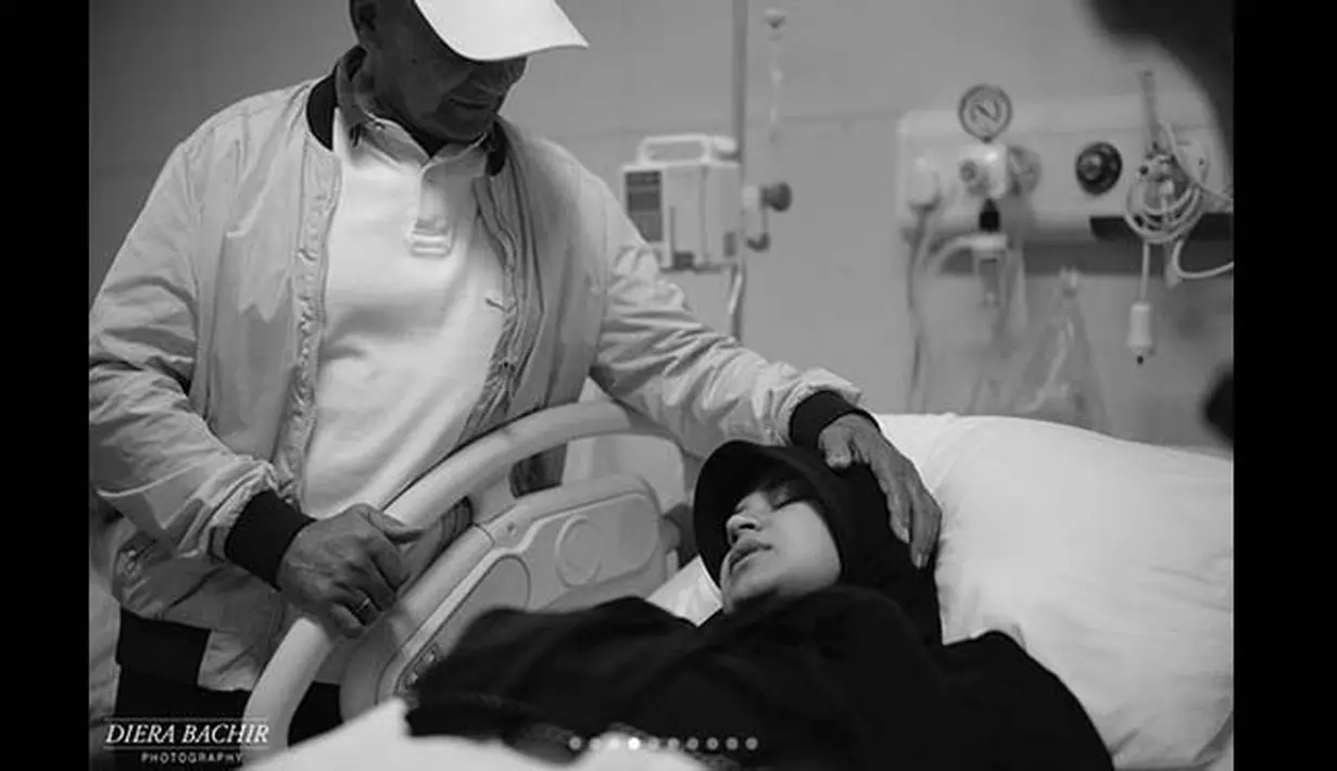 Tak hanya sang suami, namun di tengah perjuangannya melahirkan, Shireen Sungkar juga didampingi ayah tercintanya, Mark Sungkar. Semakin bahagia sepertinya kehidupan Shirenn Sungkar dan Teuku Wisnu. (Instagram/dierabachir)
