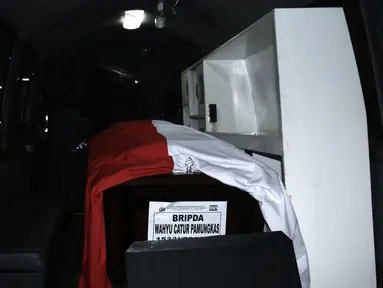 Peti jenazah Bripda Wahyu Catur Pamungkas saat dimasukkan dalam ambulans di RS Polri, Jakarta, Rabu (9/5). Lima jenazah polisi yang gugur dalam rusuh Mako Brimob diambil keluarga untuk disemayamkan. (Merdeka.com/Iqbal Nugroho)