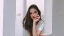 Rhesma Anissa, selebgram cantik yang memiliki paras menawan. Posenya menatap dengan tajam ke kamera kian memperlihat sisi cantik dari Rhesma Anissa. Foto topang dagu Rhesma ini sukses membuat netizen ramai memujinya. (Liputan6.com/IG/@rhesmanissa_)