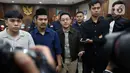 Delpedro Marhaen (tengah) bersama rekan-rekannya memberi keterangan usai sidang lanjutan dugaan penghasutan kerusuhan pada Agustus 2025 di Pengadilan Negeri Jakarta Pusat, Kamis (8/1/2026). (Liputan6.com/Helmi Fithriansyah)