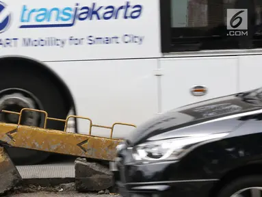 Kondisi pembatas jalur bus transjakarta yang rusak di Jalan Warung Jati Barat, Jakarta, Minggu (10/2). Kurangnya perawatan menyebabkan sejumlah pembatas di kawasan tersebut rusak sehingga butuh penanganan. (Liputan6.com/Immanuel Antonius)