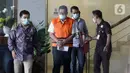 Kepala Badan Kepegawaian dan Pengembangan SDM Kabupaten Muna, Sukarman Loke (tengah) sebelum rilis penahanan tersangka di Gedung KPK, Jakarta, Kamis (23/6/2022). Sukarman Loke terjerat kasus dugaan korupsi pengajuan dana pemulihan ekonomi nasional daerah (PEN) untuk Kabupaten Kolaka Timur tahun 2021. (Liputan6.com/Helmi Fithriansyah)