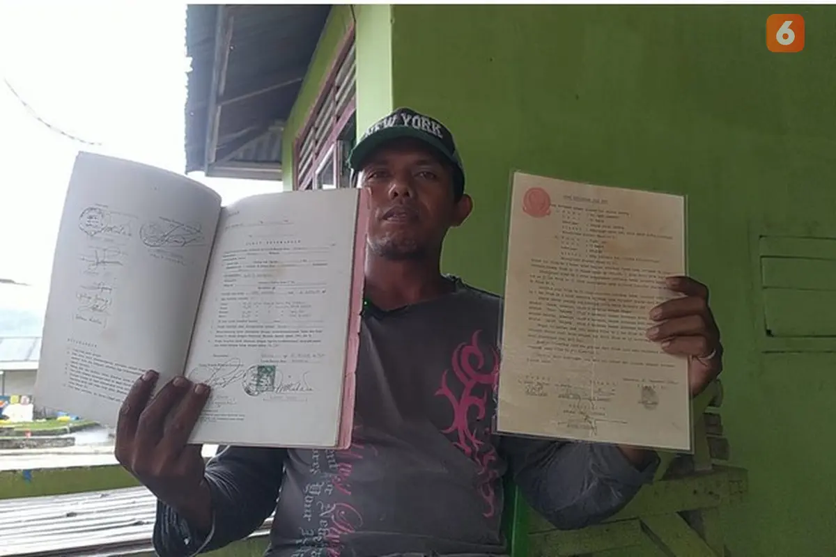 Yusuf Hasan, warga Desa Tabumela saat memperlihatkan bukti kepemilikan tanah mereka (Arfandi/Liputan6.com)