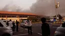 Sejumlah orang melihat kebakaran yang terjadi di Terminal 2E di Bandara Soekarno Hatta, Jakarta, Minggu (5/7/2015).  Kebakaran di Terminal 2E ini membuat panik ribuan penumpang yang sedang menunggu jadwal penerbangan. (Twitter@hanifahhas)