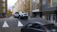 Range Rover Evoque berhasil melewati polisi tidur raksasa.