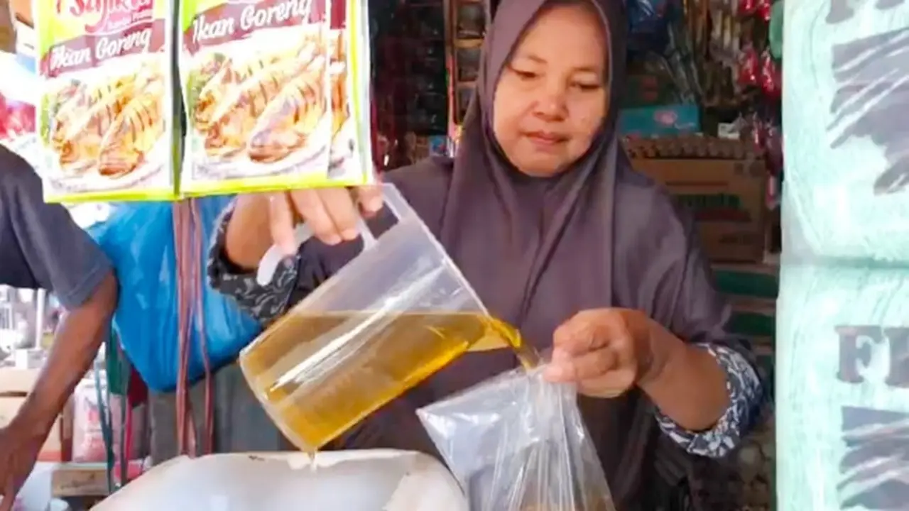 Penjual minyak goreng curah di salah satu pasar tradisional Pekanbaru.