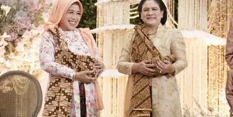 Pasangan suami istri Kaesang Pangarep dan Erina Gudono baru saja menggelar acara Tasyakuran dan Tingkeban. Acara ini dihadiri oleh keluarga Presiden Jokowi, termasuk Ibu Negara Iriana. [Foto: Instagram/erinagudono]