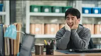 Ryu Seung Ryong dalam drakor Chicken Nugget. ( Garage Lab/Netflix © 2024)