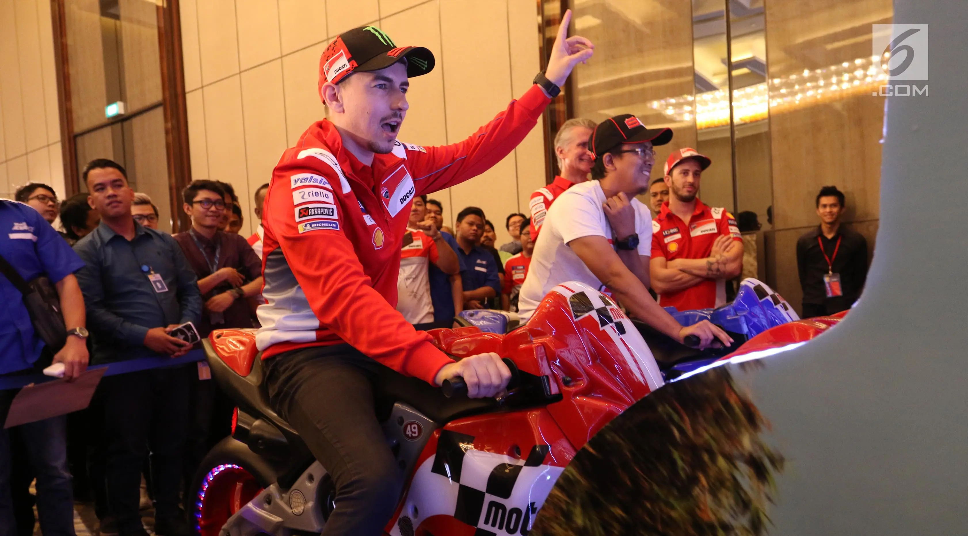 Ekspresi pembalap MotoGP Jorge Lorenzo saat memainkan game motor balap di Jakarta, Kamis (1/2). Lorenzo dan Dovizioso mampir ke Indonesia setelah menyelesaikan sesi latihan pramusim yang berlangsung di Sirkuit Sepang. (Liputan6.com/Angga Yuniar)