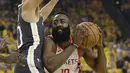 Pemain Rockets, James Harden (kanan) mencoba melewati adangan Stephen Curry during  pada gim keempat final NBA basketball Wilayah Barat di Oracle Arena, Oakland (22/5/2018). Rockets menang 95-92. (AP/Marcio Jose Sanchez)