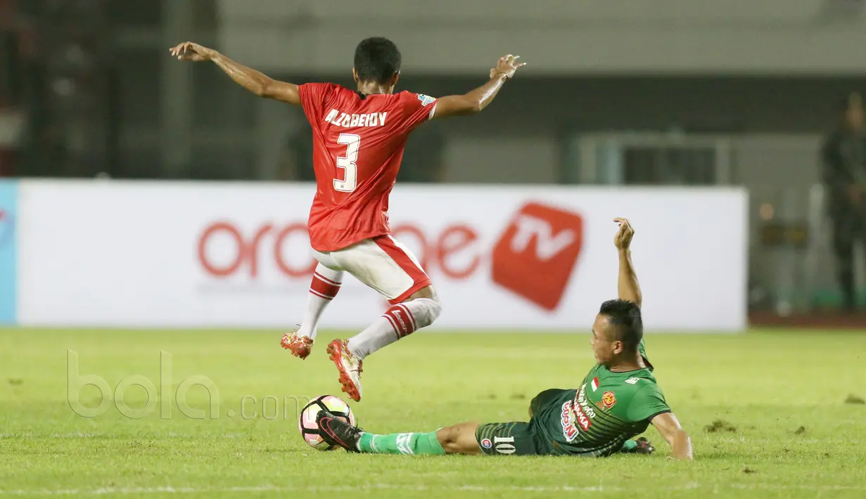 Pemain Persija Jakarta, Alzubaidy melompat menghidari terjangan pemain PS TNI, Erwin Ramdani  pada laga Liga 1 2017 di Stadion Pakansari, Bogor, (8/6/2017). (Bola.com/Nicklas Hanoatubun)