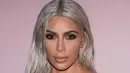 Kim Kardashian tampil berbeda pada fashion show koleksi spring summer 2018 Tom Ford di New York Fashion Week, Rabu 6 September 2017. Minim aksesoris, ibu dua anak itu melengkapi penampilannya dengan riasan mata smokey eyes. (Charles Sykes/Invision/AP)