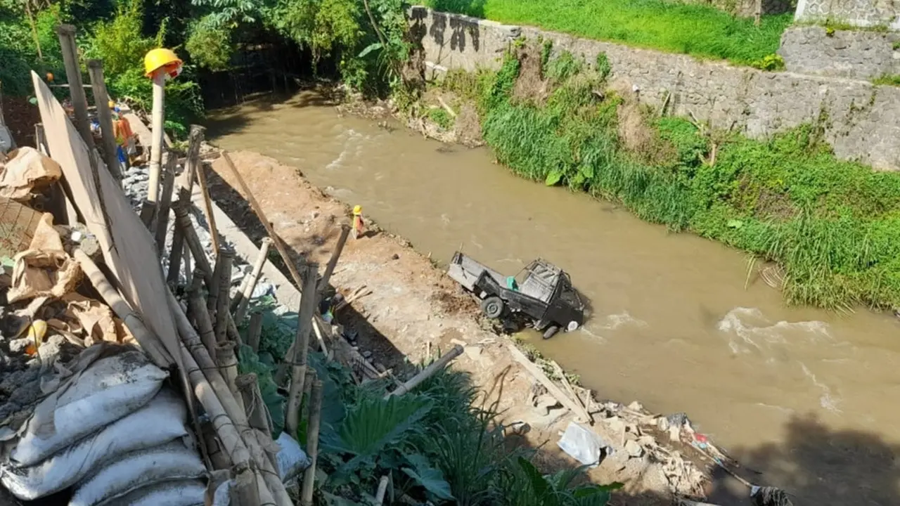 Mobil pikap terjun ke sungai dari ketinggian 20 meter di Kelurahan Sukaresmi, Kecamatan Tanahsareal, Kota Bogor, Selasa pagi (24/5/2022).