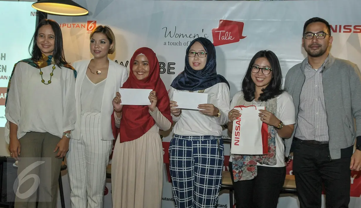 Sejumlah peserta yang mendapatkan hadiah dan berfoto bersama dalam acara Womens Talk di Bee Have cafe, Bandung, Rabu (22/6). (Liputan6.com/Yoppy Renato)