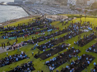 Umat muslim berkumpul melaksanakan salat Idul Adha di sebuah taman kota campuran Yahudi dan Arab, Jaffa, Israel, Jumat (31/7/2020). Ini adalah Idul Adha pertama sejak awal pandemi COVID-19. (AP Photo/Oded Balilty)