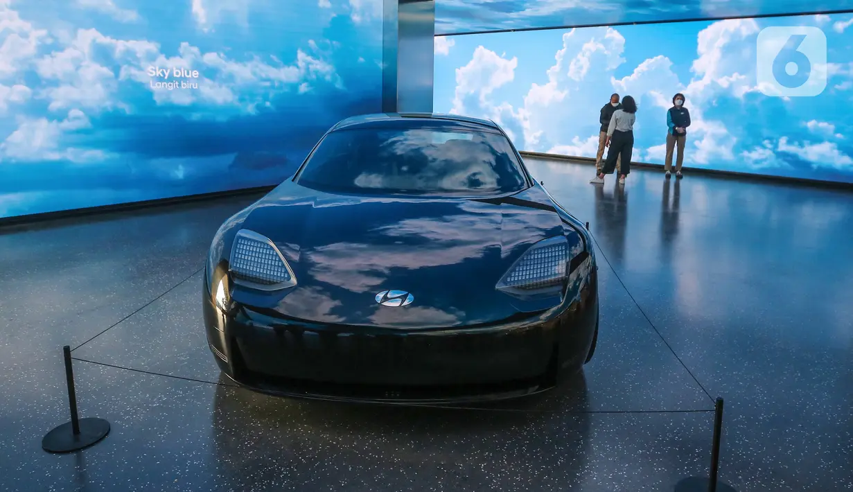 Pengunjung melihat pameran mobil EV konsep Prophecy di Hyundai Motorstudio Senayan Park Jakarta (10/06/2022). Hyundai Motorstudio yang menempati area seluas lebih dari 450 m2 menghadirkan pengalaman baru untuk pengunjung khususnya bagi generasi milenial dan Z Indonesia. (Liputan6.com/Fery Pradolo)