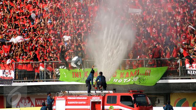 20150830-Jelang Pembukaan Piala Presiden 2015, Ribuan Suporter Serbu Stadion Dipta-Bali