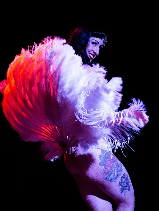 Penampilan Miss Rudy Ruby dalam Burlesque Show di Madrid, Spanyol, Jumat (25/1). Burlesque Show kerap kali menampilkan komedi dan striptease perempuan. (Benjamin CREMEL/AFP)
